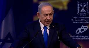 Flávio e Eduardo Bolsonaro encontram Netanyahu em evento contra antissemitismo em Israel