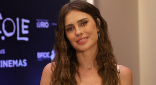 Carolina Dieckmmann acerta com look branco para '(Des)controle'