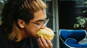 Lucas Nacif, cirurgião do aparelho digestivo, revela um dos erros mais comuns para se livrar da ressaca no Carnaval: 'Tentar curar a ressaca com junk food é a pior escolha'