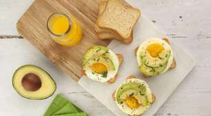Café da manhã de hotel: torrada com abacate e ovos pochê