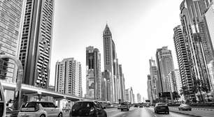Rodovia de Dubai ganha fama por seus 55 km de arranha-céus, pois suas 14 faixas de asfalto cortam o deserto e formam o eixo principal dos Emirados