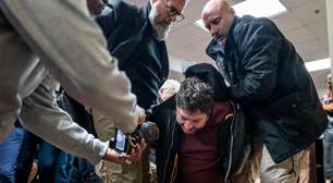 Homem usa seringa com líquido desconhecido para atacar deputada opositora a Trump nos EUA