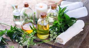 Com os pés, a massagem ayurvédica promove relaxamento profundo