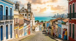 Cidade histórica a 16 metros de altitude exige adaptação ao relevo e oferece vida cultural intensa