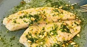 Tilápia assada com manteiga e ervas: suculenta em 30 minutos