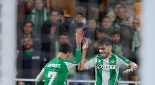 Com golaço de Antony, Real Betis garante classificação para as oitavas da Liga Europa