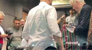 Ancelotti vai ao Maracanã e recebe a camisa do Fluminense