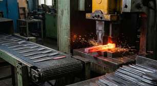 Com chapas de aço aquecidas e uma prensa de 500 toneladas, é assim que a indústria corta e molda os talheres de inox que duram décadas na cozinha