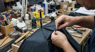 Com tecidos impermeáveis costurados em varetas de aço resistentes ao vento, é assim que a indústria monta o guarda-chuva que te protege no temporal