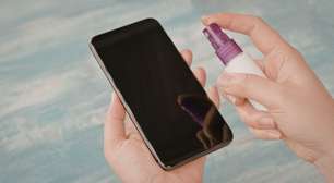 Por que o celular é um "imã" de germes? Entenda