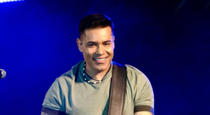 Vocalista da banda Chicabana perde o controle do carro, veículo capota e sobrevive: 'Livramento'