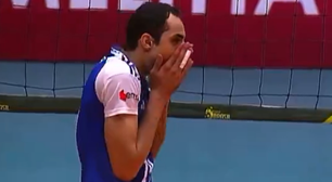 Douglas Souza acerta ataque no rosto de adversário 2 vezes durante jogo da Copa Brasil de vôlei