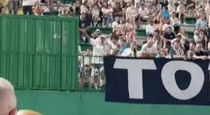 Torcedor do Santos imita avião em provocação à Chapecoense após derrota
