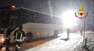 Menino caminha 6 km na neve após ser expulso de ônibus e gera indignação na Itália
