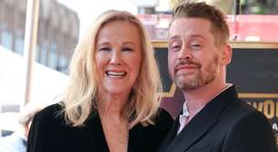 A emocionante homenagem de Macaulay Culkin para Catherine O'Hara, morta aos 71 anos
