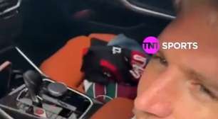 Varela chega a treino do Flamengo com camisa de rival e torcida reclama