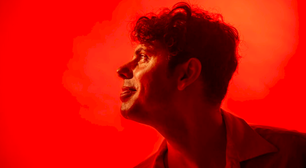 Dani Mã ergue na música uma trincheira afetiva contra o caos projetado