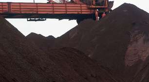 Minério de ferro oscila em meio a alta de estoques e expectativa de recuperação da demanda