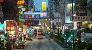 Rua em Hong Kong ganha fama por seus 3,6 km de extensão, pois seus letreiros de neon gigantes e vitrines de luxo viraram a milha de ouro asiática