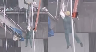 Andaime se solta e operário fica pendurado em fachada de prédio no Rio de Janeiro; veja vídeo