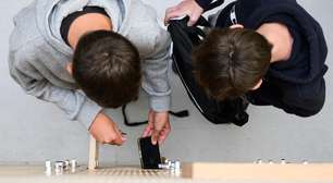 Educação digital de jovens é desafio de lei que proíbe redes sociais para menores de 15 anos na França