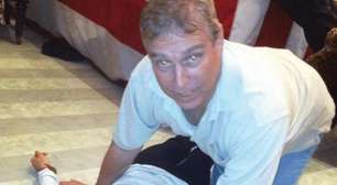 Caso Esptein: as fotos em que filho da rainha Elizabeth 2ª aparece ajoelhado sobre mulher deitada no chão