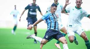 Grêmio vacila no fim, mas chega às quartas como ponteiro