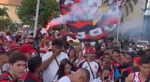 Torcida faz festa na chegada do Flamengo em hotel antes da Supercopa