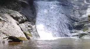 Cachoeiras tranquilas conquistam visitantes em busca de relaxamento