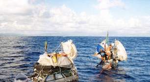 Eles transformaram dois carros em caravanas flutuantes, viveram à deriva por quase quatro meses e atravessaram o Atlântico para se despedir do pai