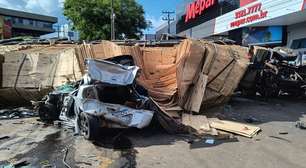 Motorista de caminhão perde controle e atinge oito veículos em sequência; veja vídeo