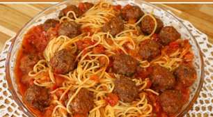 Macarrão com almôndegas caseiras ao molho de tomate suculento que a criançada vai adorar comer
