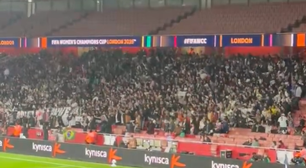 Torcida do Corinthians dá show e impressiona ingleses no Mundial; confira