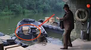 Se você pausar Indiana Jones e a Última Cruzada em 1:03:01, verá alguém da equipe de filmagem ajudando ele e seu pai