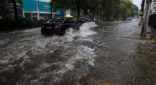 Chuva forte alaga ruas e rodovias e deixa milhares de imóveis sem energia em SP