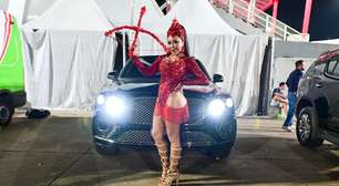 Rainha de bateria da Rosas de Ouro chega em carro com faróis de cristal avaliado em mais de R$ 2 mi; veja fotos