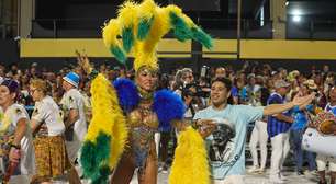 Sabrina Sato usa look com 110 colares e 'adereço diferentão' em ensaio da Vila Isabel; veja fotos