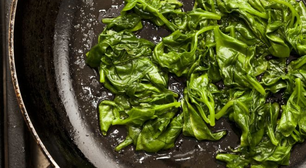 O vegetal baratinho que fortalece articulações e turbina o colágeno (e você nem valoriza!)