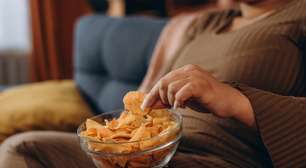 Se você tenta parar de comer por ansiedade apenas com força de vontade, está fazendo errado: estas são as 5 dicas que funcionam