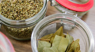 Colocar uma folha de louro atrás da porta é um truque simples, mas eficaz, para evitar o grande problema do verão