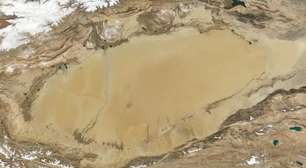 Durante milênios, os humanos evitaram atravessar o hostil Deserto de Taklamakan; hoje, a China cria milhares de toneladas de peixes ali