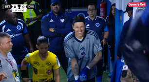 Dor de barriga? Cássio volta ao gramado rindo após ida ao vestiário no meio de jogo do Cruzeiro