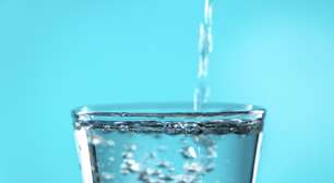 Faz mal beber água com gás todos os dias? Especialista tira dúvida