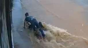 Homem se joga em enxurrada para salvar mulher e criança em Goiás