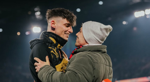 Árbitro emociona ao pedir namorado em casamento em jogo do Campeonato Alemão; assista o vídeo