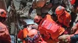 'Me tira daqui': veja resgate de menina de 7 anos que perdeu a mãe em desabamento no RJ