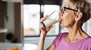 Nem leite, nem suplementos: estes 9 alimentos são o verdadeiro segredo natural para ter ossos de aço depois dos 50