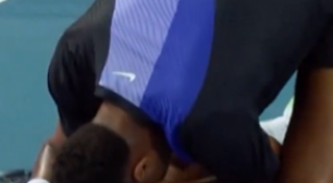 Tenista abandona partida após rebater bolinha contra o próprio olho