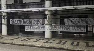 Vila Belmiro e CT são alvo de protestos de torcedores do Santos contra gestão: 'Vendem joias, compram ilusão'
