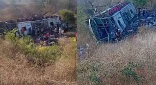 Ônibus com romeiros capota e deixa 15 mortos e dezenas de feridos em Alagoas